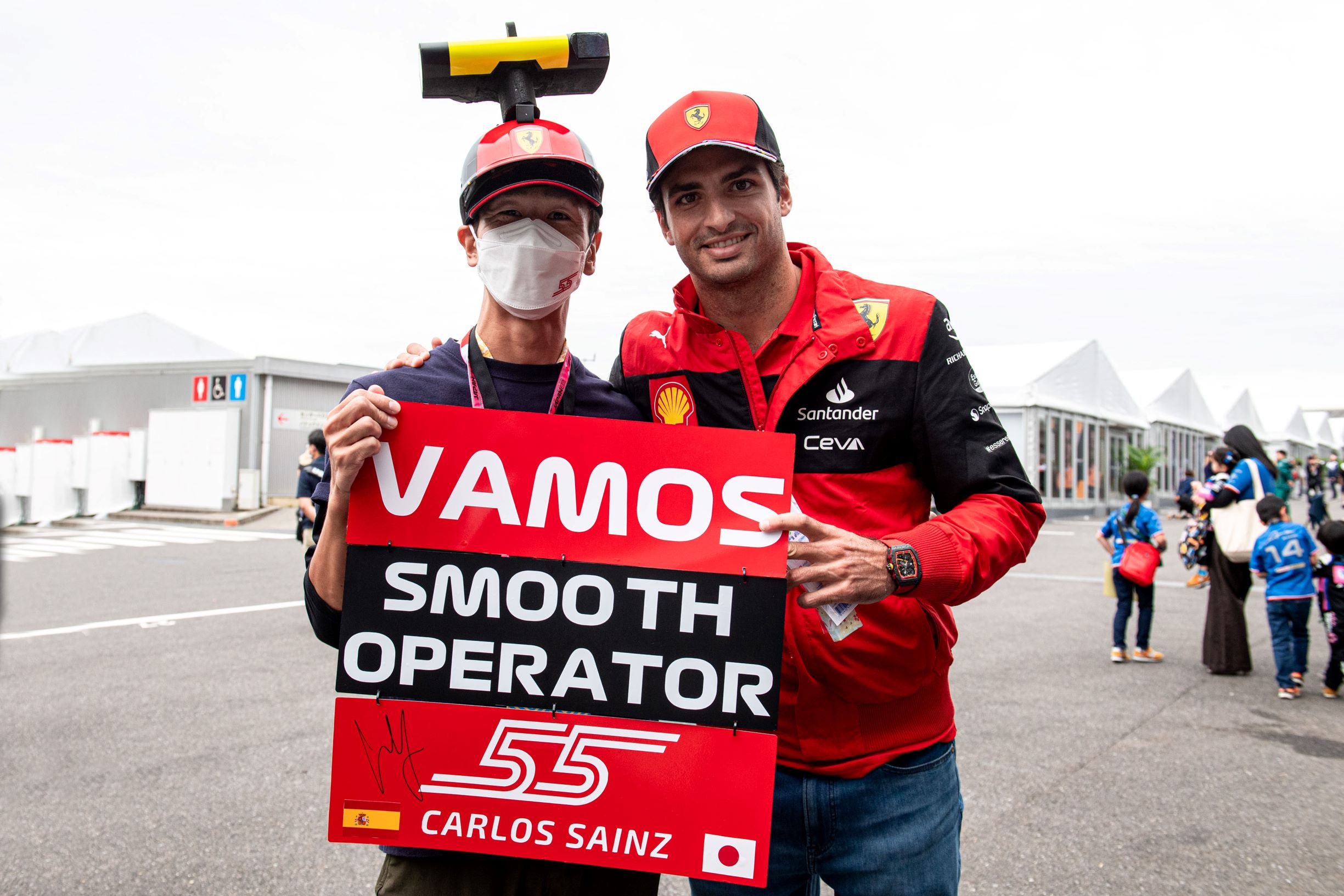Carlos Sainz with a fan.