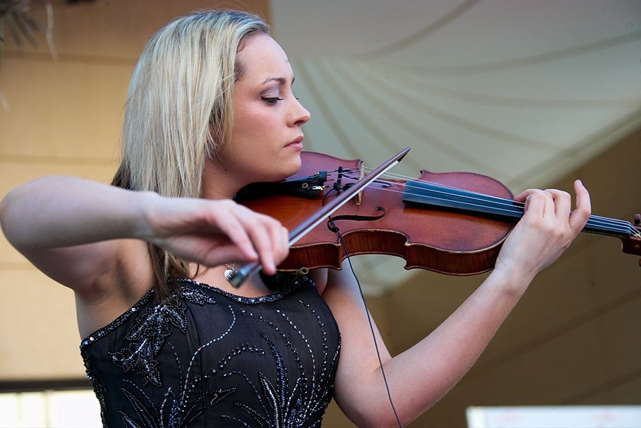 A woman playing the violin in Bahrain, Sakhir, in 2006. 
