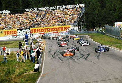 The start of 1975 Gran Prix. You can note the absent of a pit lane.