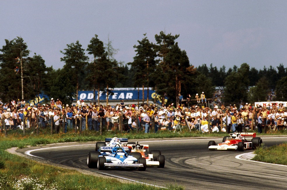 Jacques Laffite ahead of James Hunt, Patrick Depailler and Jochen Mass at the 1977 Swedish GP. 