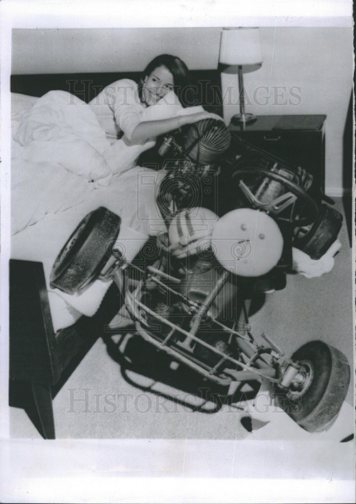 1966 press photo Italian millionaire Susanna Raganelli hotel room with go-kart.