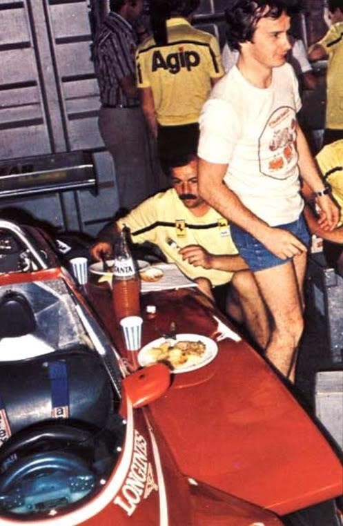 Time to lunch. The custom of the Ferrari mechanics by eating up the car, this time accompanied by Gilles.
