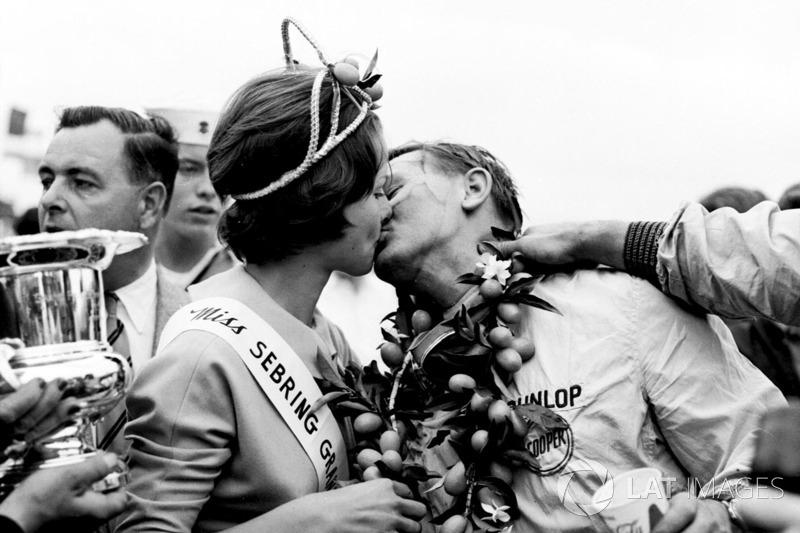 Bruce McLaren kissing a girl.