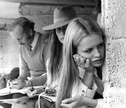 Colin Chapman, Nina Rindt and another girl.