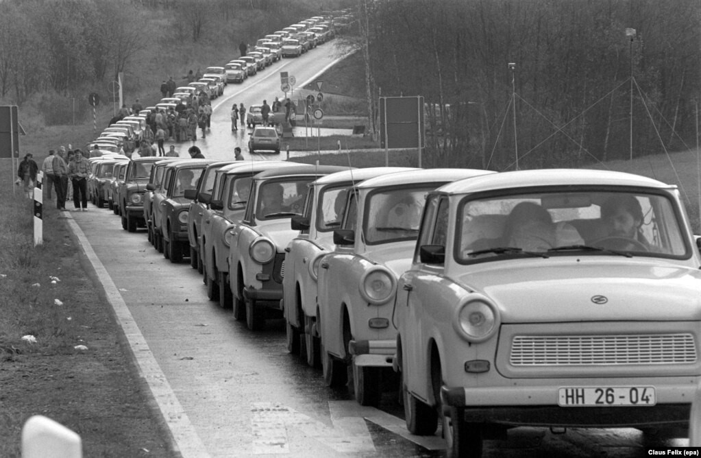 As border controls weakened, vast lines of Trabants snaked out of East Germany on the ‘Trabi trail’ to flee the communist regime.