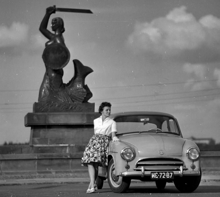 A Syrena car parked by the Syrenka Warszawska (Mermaid of Warsaw) monument in 1962. 