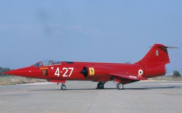 The celebratory Starfighter donated by AMI to Ferrari: on the fuselage the banner of the Maranello company, on the tail the Prancing Horse of the 4th Flock.