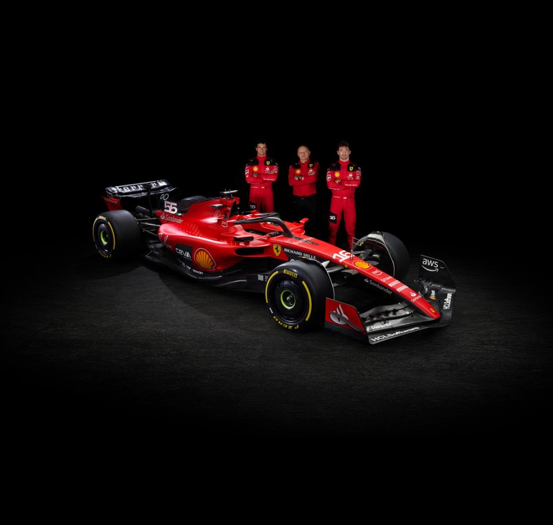 Carlos Sainz, Frédéric Vasseur and Charles Leclerc behind the new born Ferrari F1.