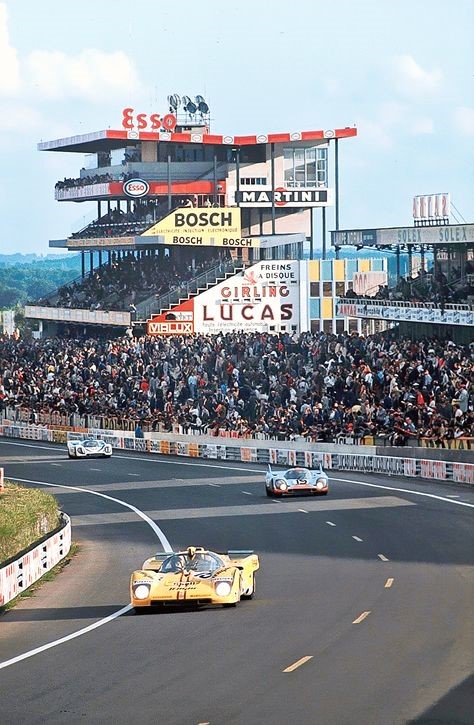 Le Mans. The Ferrari 512 of Jose María Juncadella followed by a Porsche 917.