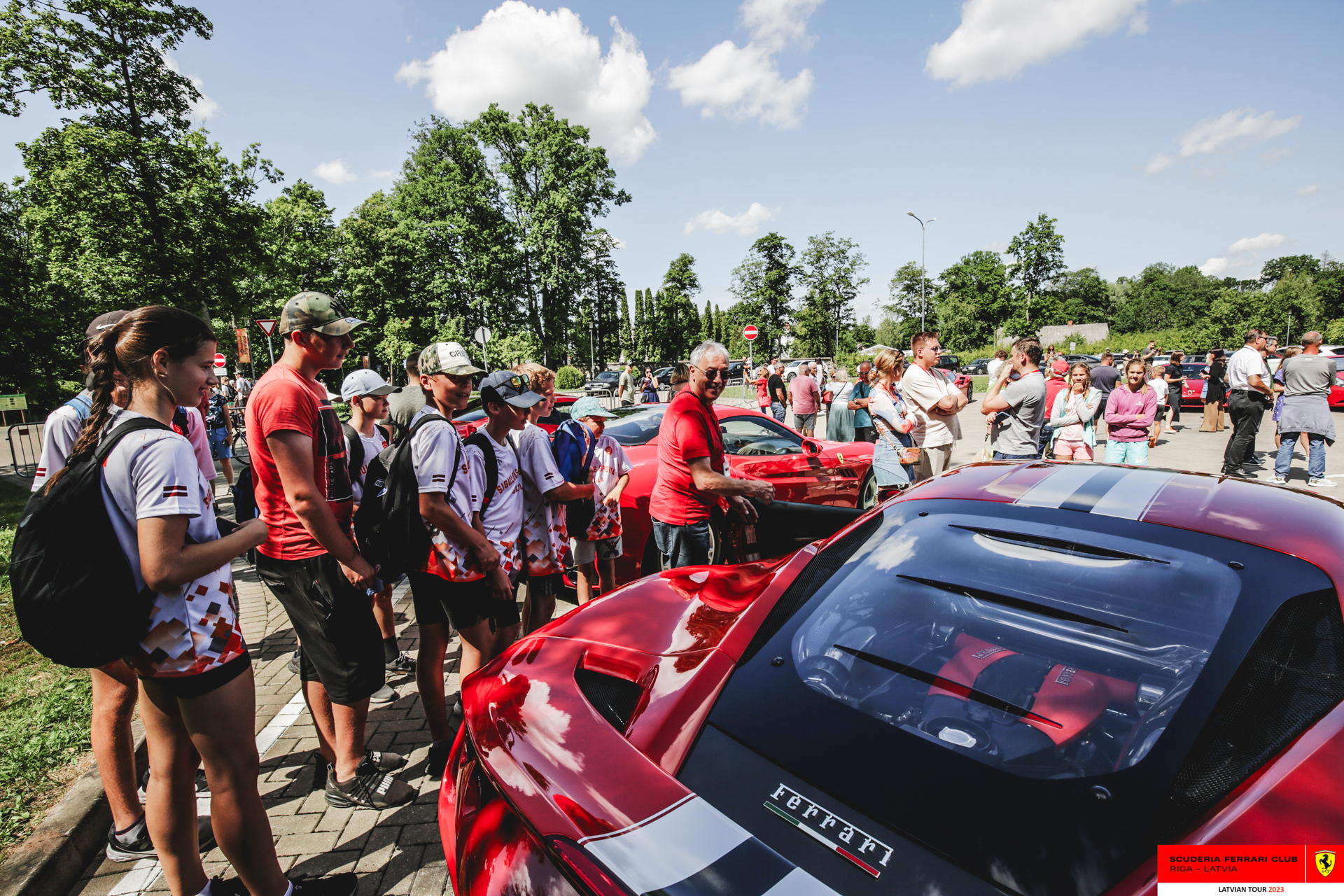 Sigulda: public around the Ferraris.