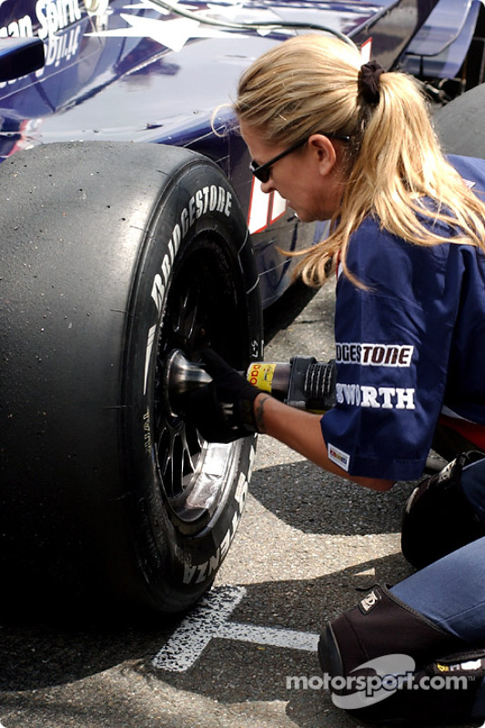Tess Brelia, the only lady tyre-changer in the Indycar series in Surfers' Paradis in 2003.