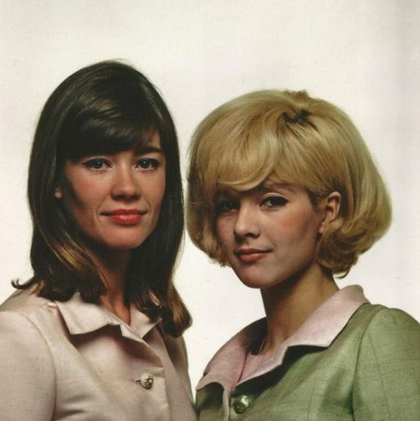 Françoise Hardy and Sylvie Vartan in the early 1960s.