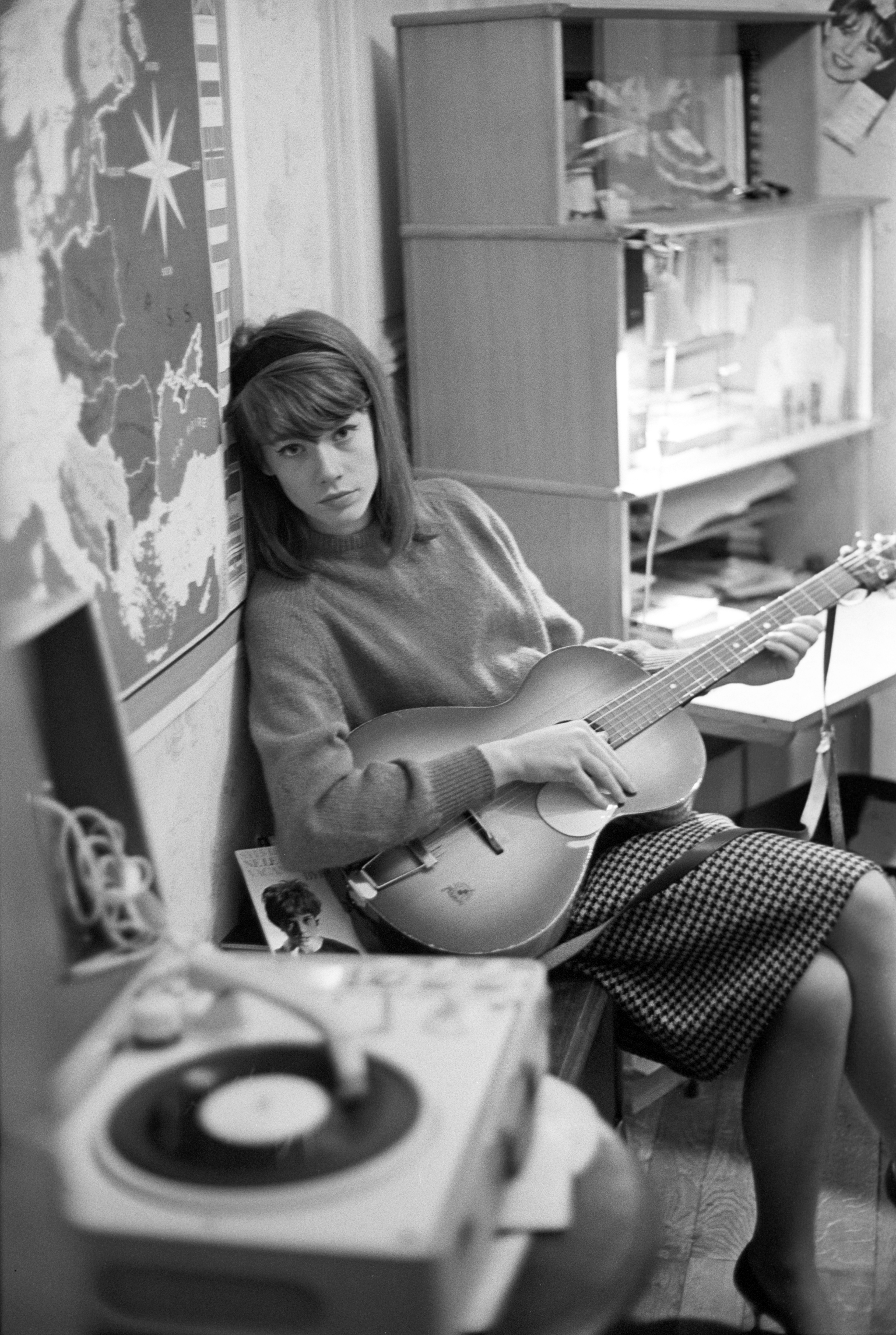 Françoise Hardy at home in Paris in 1962. 