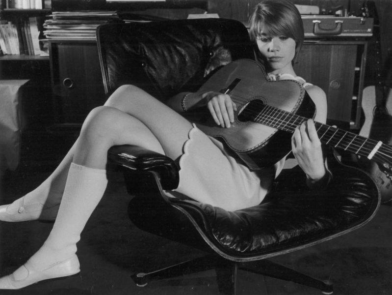April 09, 1967, Dim Dam Dom. Françoise Hardy with her acoustic guitar and her lounge chair.