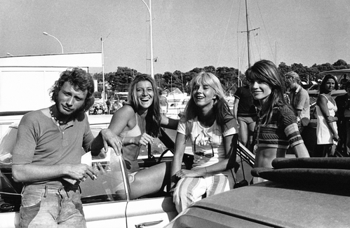 Johnny Hallyday and his girlfriend Sylvie Vartan with Sheila and Françoise Hardy in August 1969 in Saint-Raphaël, France. 