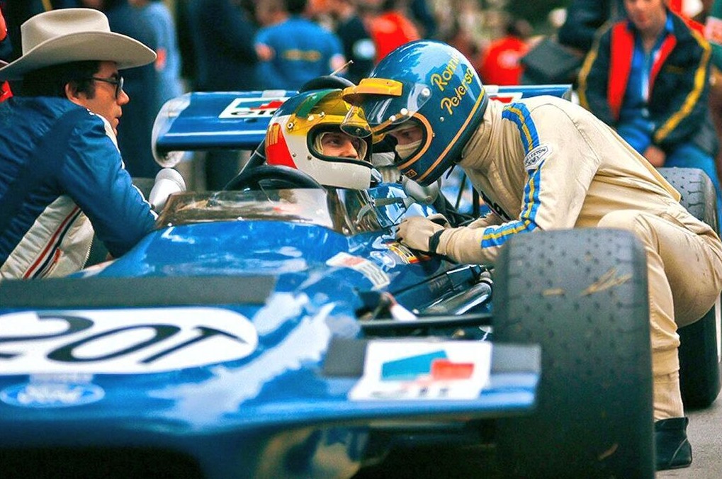 Ronnie Peterson kneels next to Tyrrell driver Johnny Servoz-Gavin at the 1970 Monaco GP. 