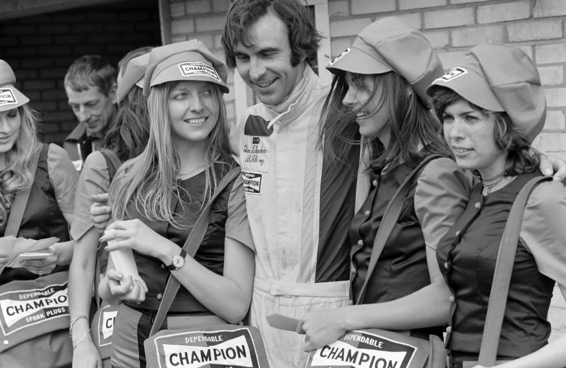 Tim Schenken and sponsors girls at the Dutch Grand Prix in Zandvoort on 20 June 1971.