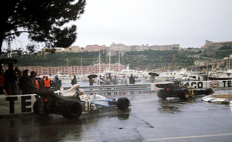 Emerson Fittipaldi, JPS Lotus-Ford 72D, leading Chris Amon, Matra MS120C, at the 1972 Monaco Grand Prix.