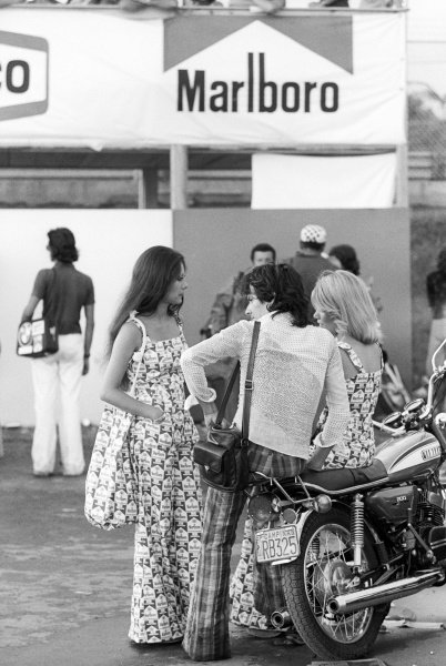 The Marlboro girls could not forget who they were supporting with their outfits at the Brazilian Grand Prix in Interlagos, São Paulo, on 27 January 1974. 