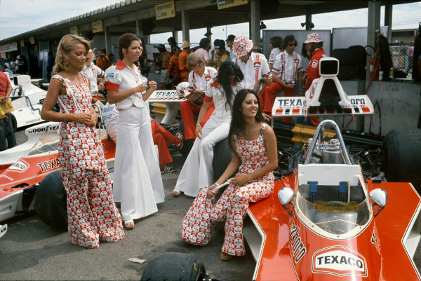 The Marlboro girls at the Brazilian Grand Prix in Interlagos, São Paulo, on 27 January 1974. 