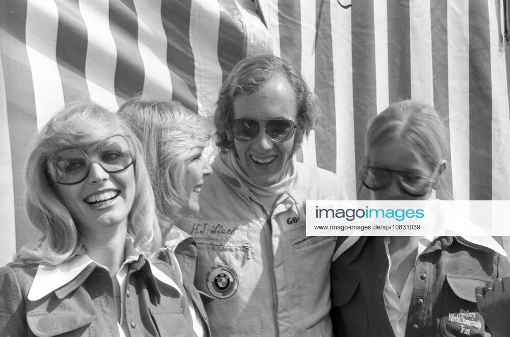 Hans Joachim Stuck, March, with three F1 pit girls on 28 April 1974.