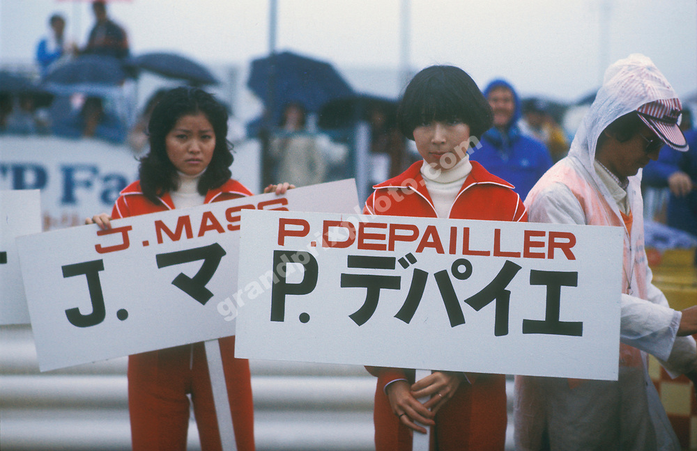 The grid girls for Patrick Depailler, Tyrrell-Ford and Jochen Mass, McLaren-Ford, before the Japanese Grand Prix at Fuji on 24 October 1976. 