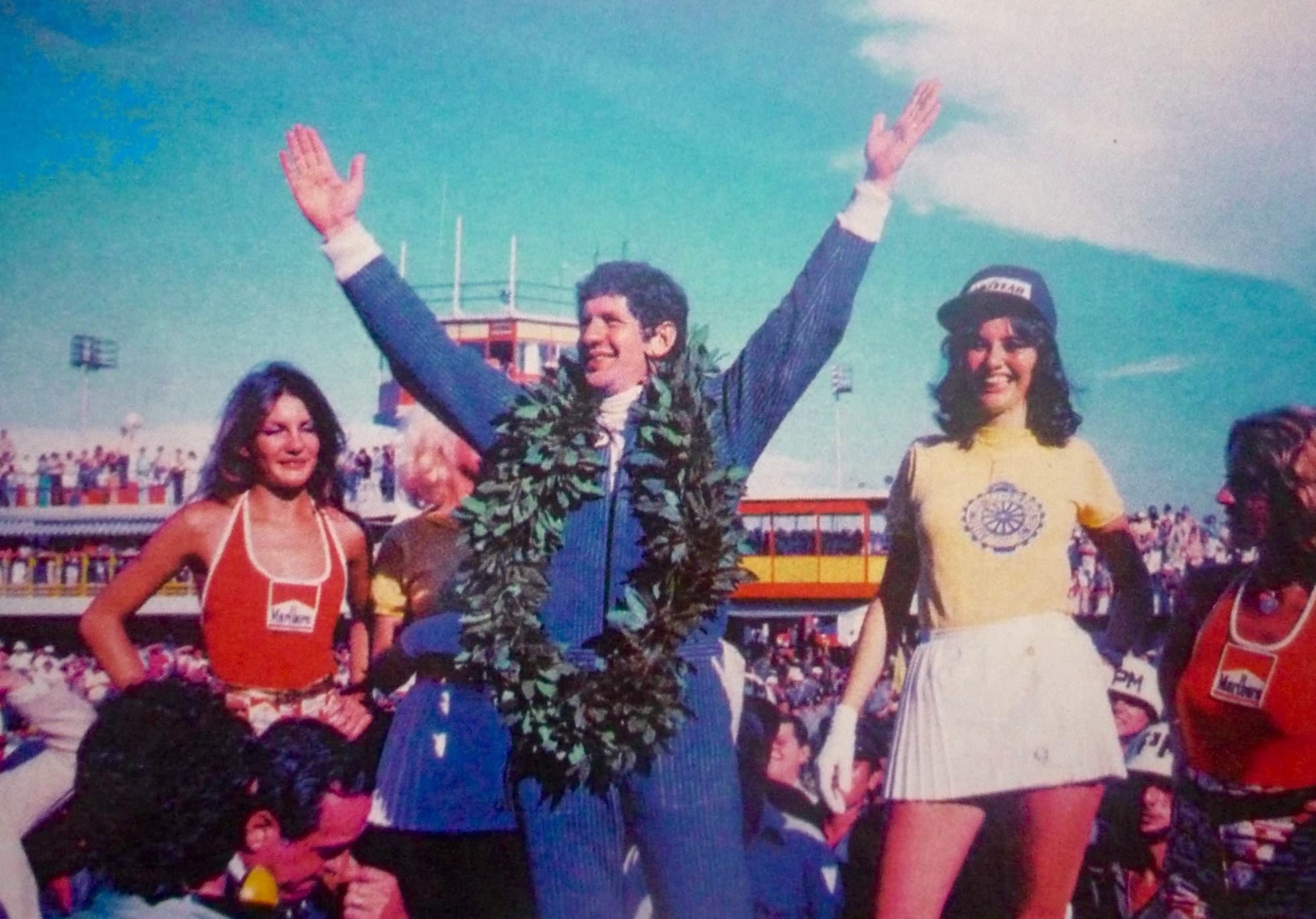 Jody Scheckter, Wolf WR1, on the podium with three girls at the Argentinean Grand Prix on 09 January 1977.