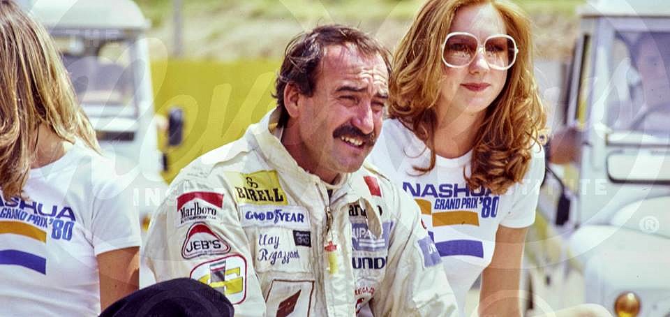Clay Regazzoni with two female Nashua promoters at the South African Grand Prix on 03 January 1980.