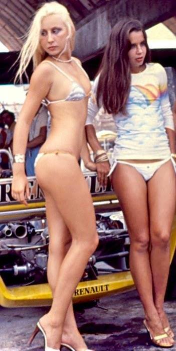 Two girls in bikinis in front of a Renault RE20 at the Brazilian Grand Prix in Jacarepaguá, Rio de Janeiro, on 29 March 1981.