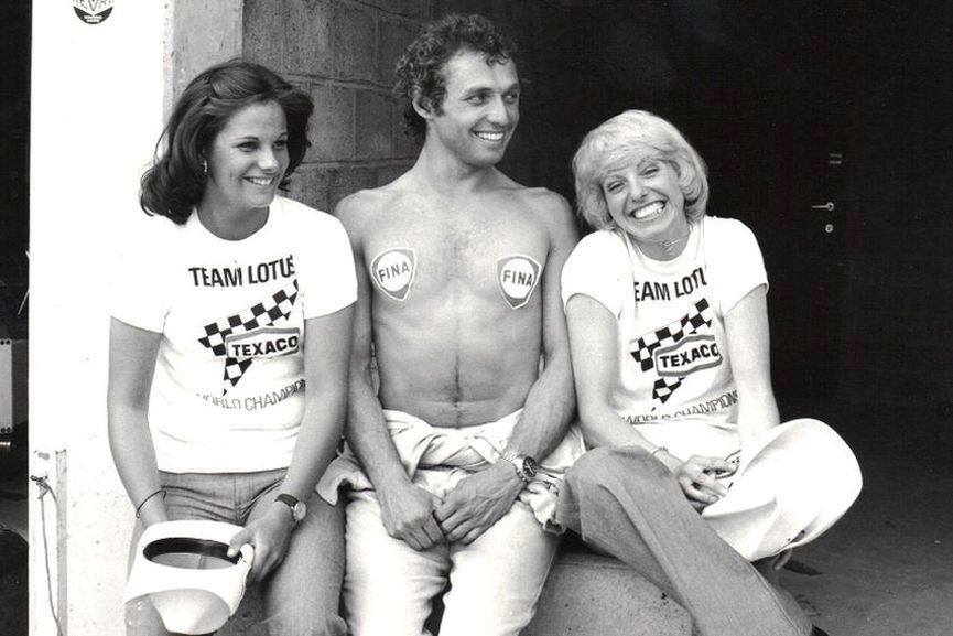 Jochen Mass with two promotional girls.