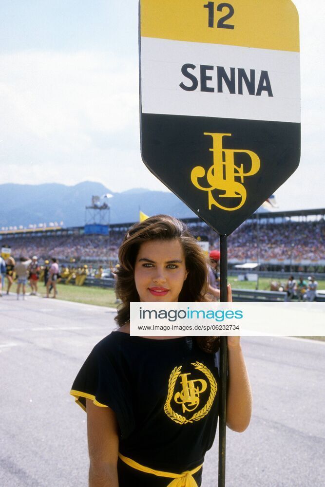 A JPS grid girl at the Brazilian Grand Prix in Jacarepaguá, Rio de Janeiro, on 23 March 1986.
