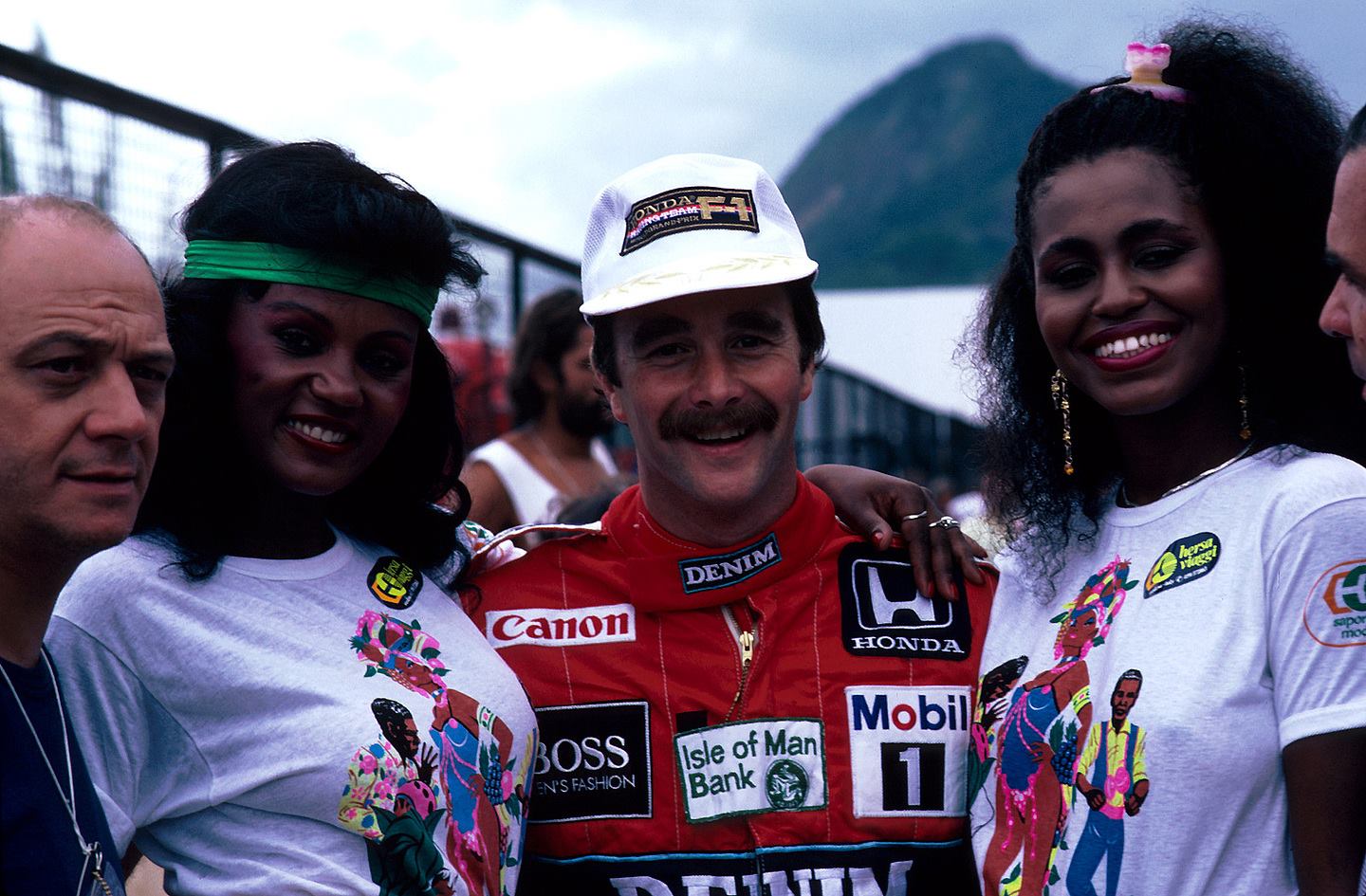 Nigel Mansell, Williams, with two girls at the Brazilian Grand Prix in Jacarepaguá, Rio de Janeiro, on 12 April 1987.