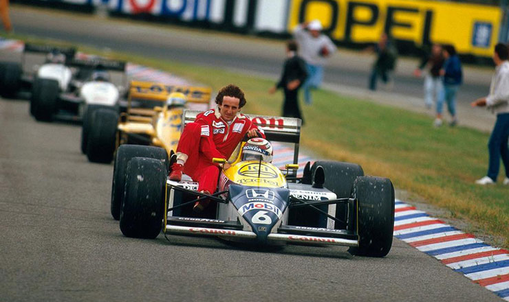 Nelson Piquet, Williams FW11B Honda, gives Alain Prost a lift back to the pits at the German Grand Prix in Hockenheim on 26 July 1987.