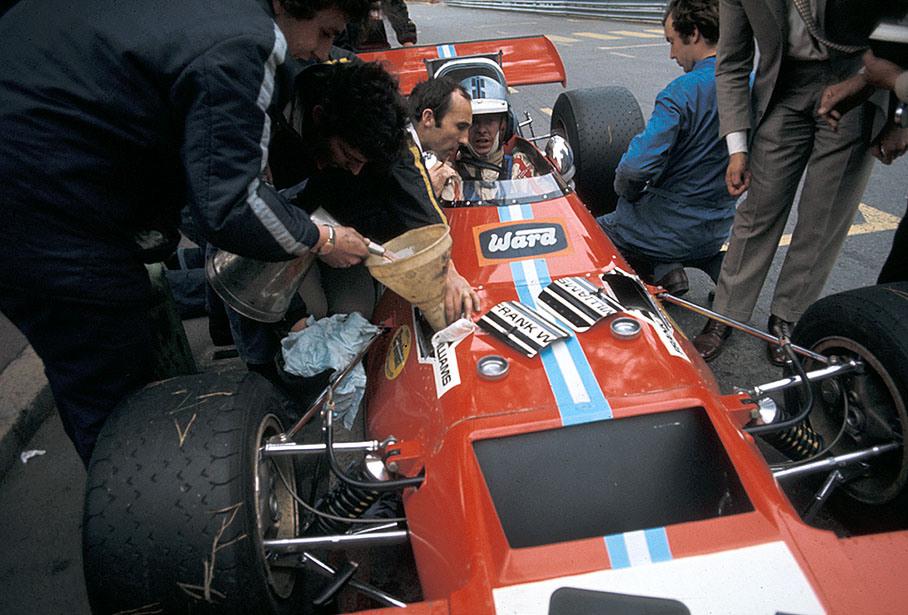 Whilst the De Tomaso-Cosworth 505 is being refueled, Piers Courage speaks with team boss Frank Williams at Monte Carlo in 1970.