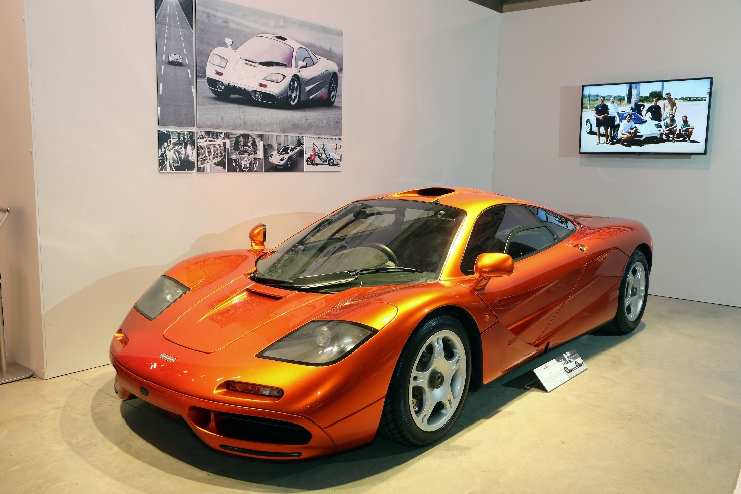 McLaren F1 is part of the exhibition. Behind a photo of the original team.