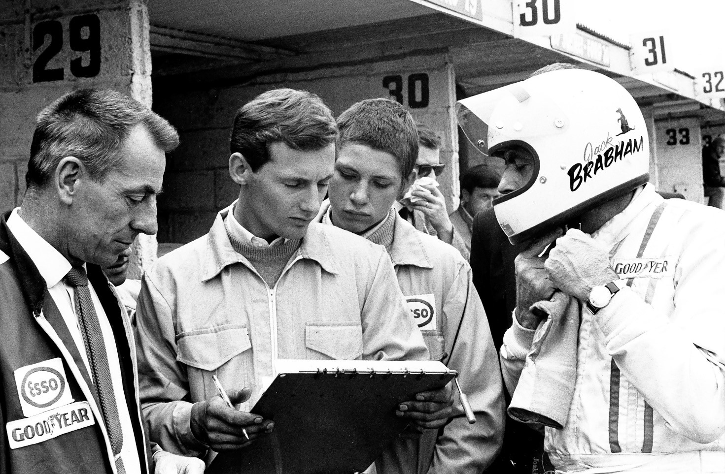 Ron Dennis briefing Jack Brabham, Brands Hatch 1970. 