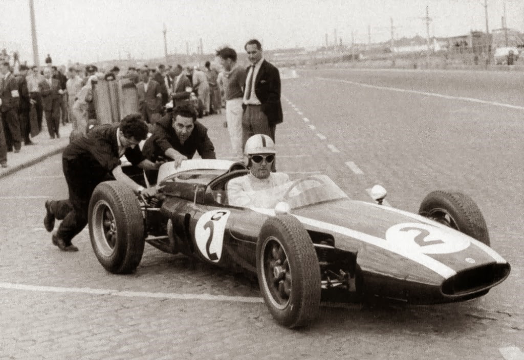 Jack Brabham at the start of the 1960 Portuguese Grand Prix in a Cooper T53. 