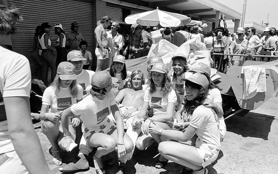 James Hunt and girls at the Argentinean Grand Prix on 13 January 1974.