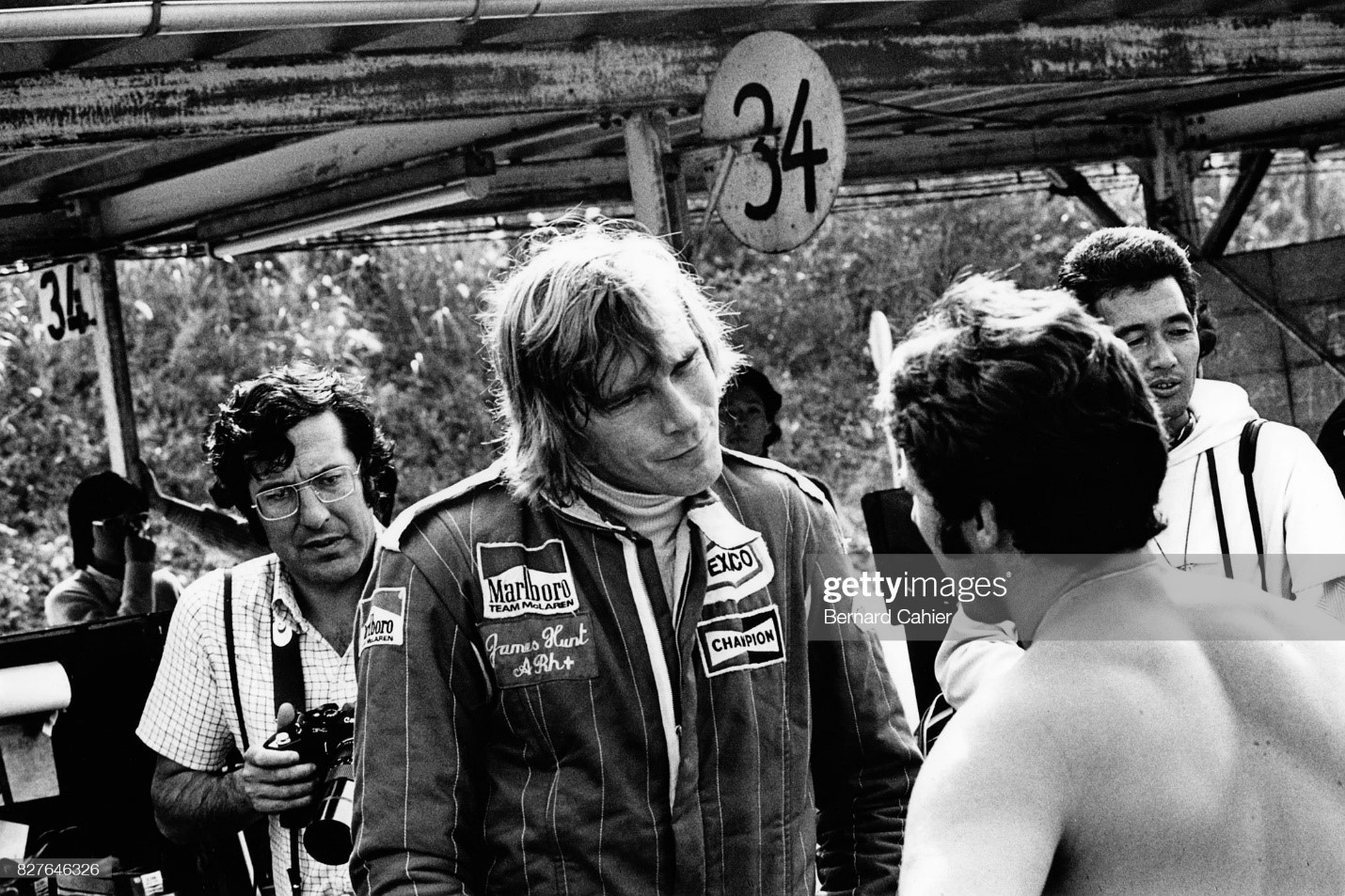 James Hunt discussing with Mario Andretti before the Japanese Grand Prix at Fuji Speedway on 24 October 1976. 