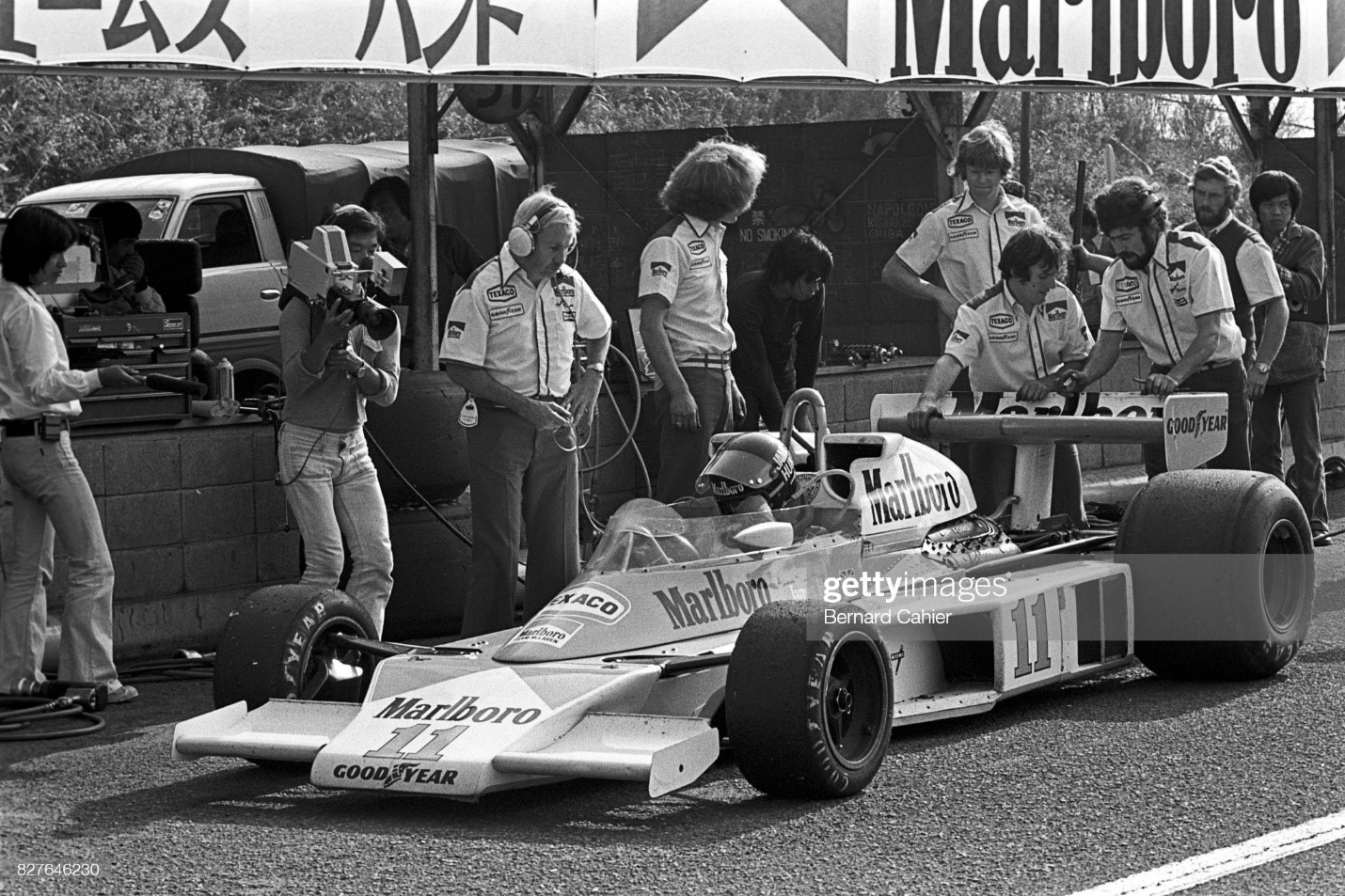 James Hunt, Teddy Mayer, Grand Prix of Japan, Fuji Speedway, 24 October 1976. McLaren team manager Teddy Mayer overlooking operations on James Hunt's car. 