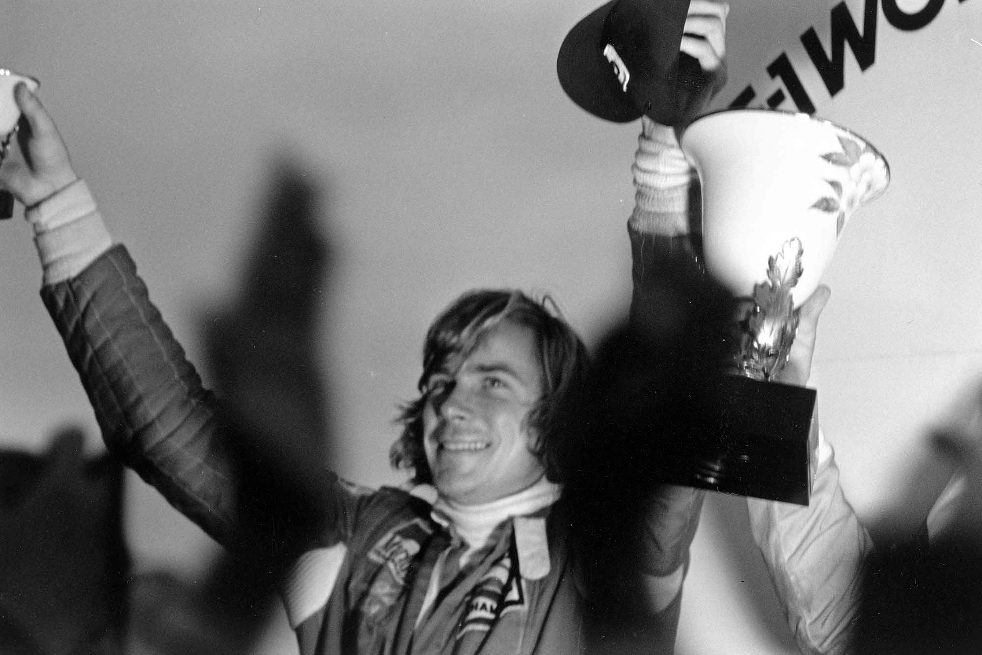 James Hunt celebrates the conquest of the 1976 World Cup.
