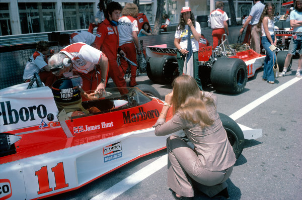 James Hunt, Teddy Mayer and a female photographer in the pits at the Monaco Grand Prix on 30 May 1976. 