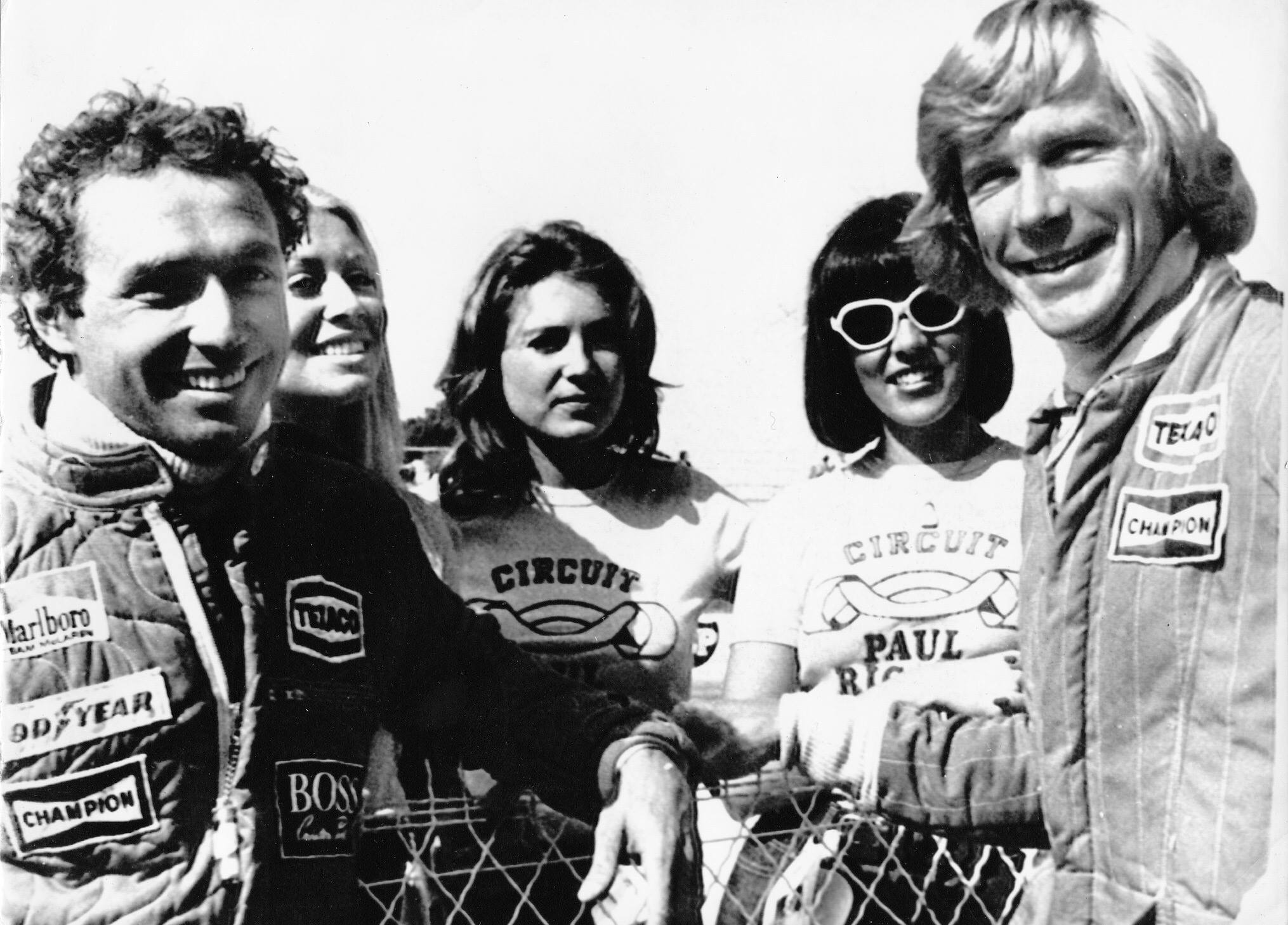 Jochen Mass, James Hunt and three girls at the French Grand Prix in Paul Ricard on 04 July 1976.