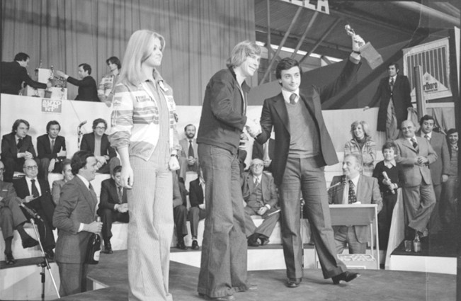 Riccardo Patrese receiving the Caschi d'Oro award from 1976 World Champion James Hunt in December 1976. 