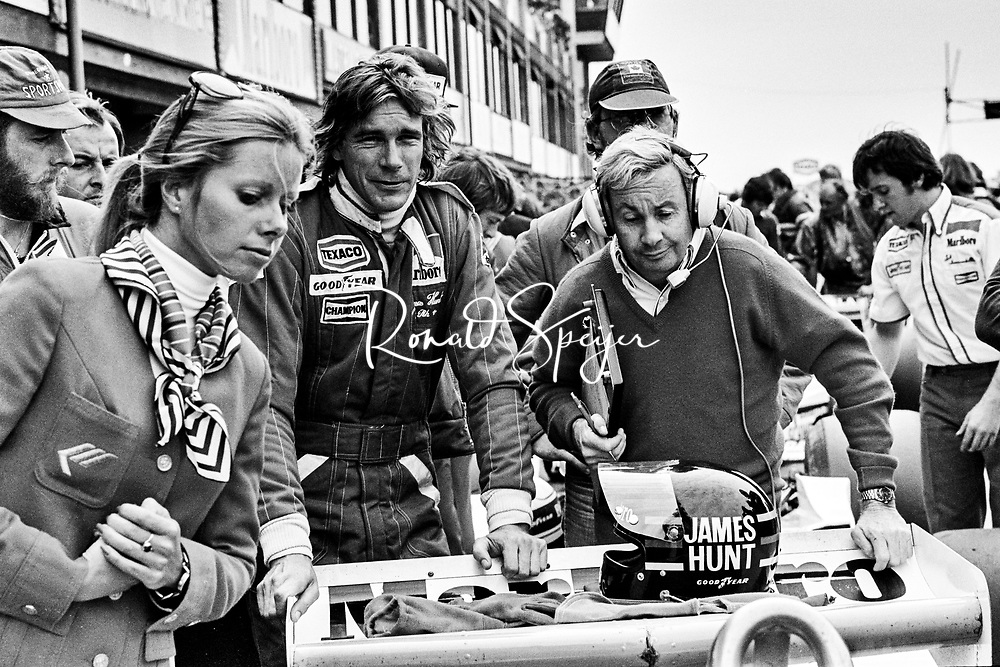 James Hunt, Teddy Mayer and a girl at the Dutch Grand Prix in Zandvoort on 28 August 1977. 