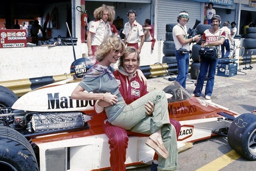 McLaren-Ford driver James Hunt with a local girlfriend before the Argentine Grand Prix in Buenos Aires on 09 January 1977. 