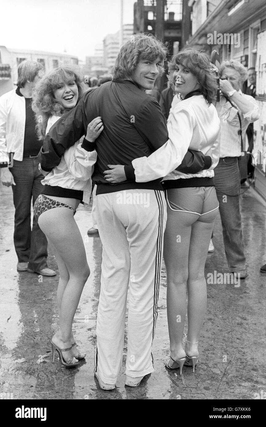 James Hunt with models Gloria Brittain (left) and Linzi Drew in London on 17 August 1980. 