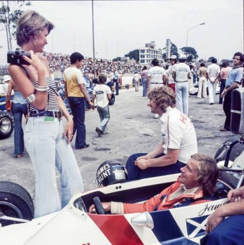 James Hunt in his car talking with a girl.