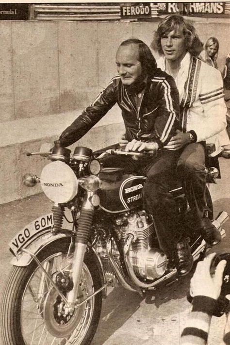 Nice shot of Mike Hailwood giving James Hunt a lift on a Honda CB 550 Four at Brands Hatch in 1974. 