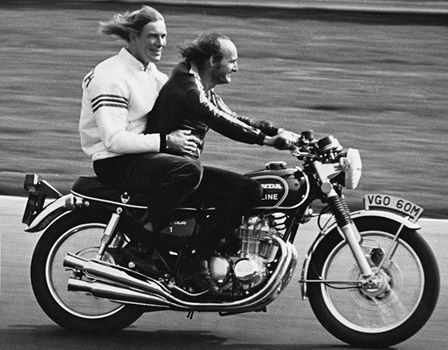 1974, James Hunt and Mike Hailwood in Brands Hatch riding an Honda CB 550 Four.